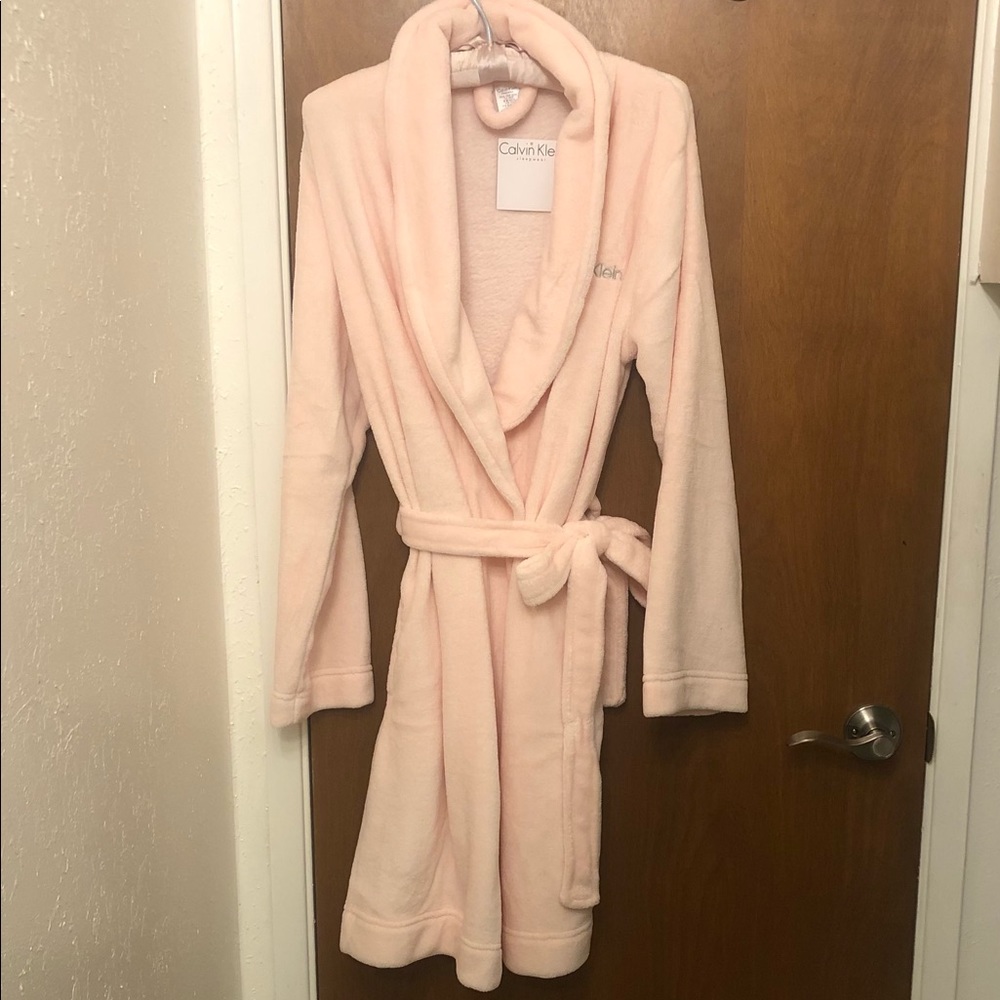 NWT Calvin Klein Logo belted fluffy soft robe. Soft pink. Logo is gray.